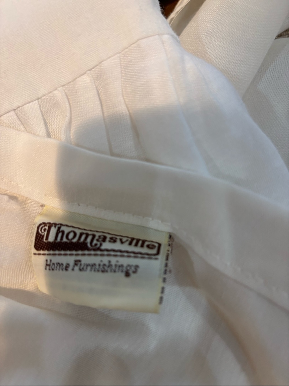 Thomasville Home Furnishings White Bedding/Queen Bed Skirt